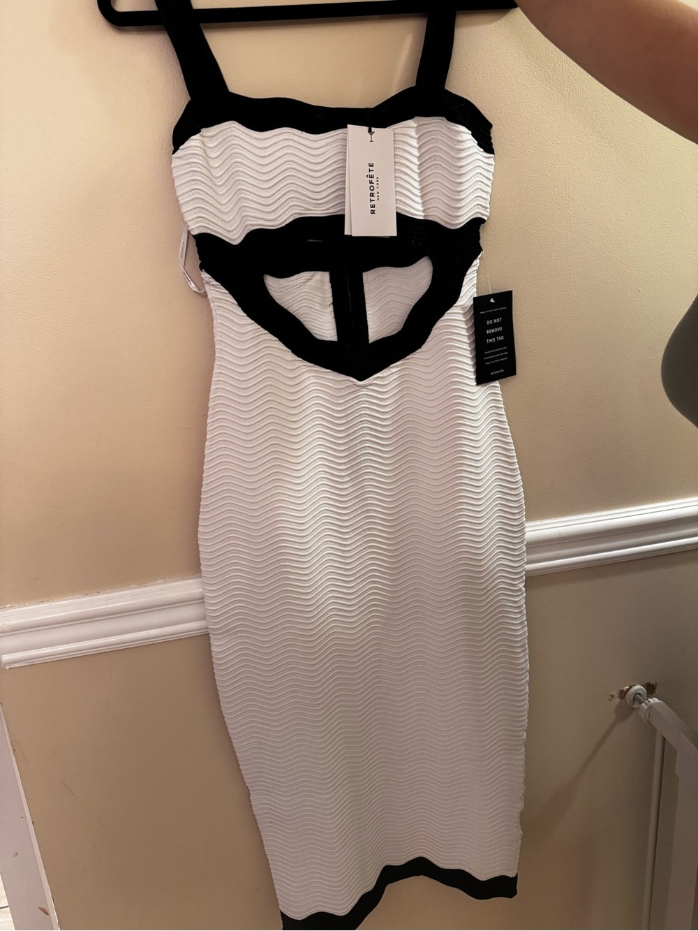 Sleeveless White Midi Dress with Black Trim and Cutout - Picture 5 of 6